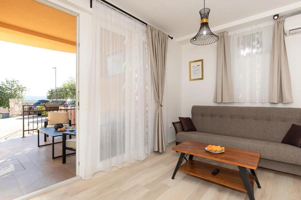 La Vista Apartments With Pool